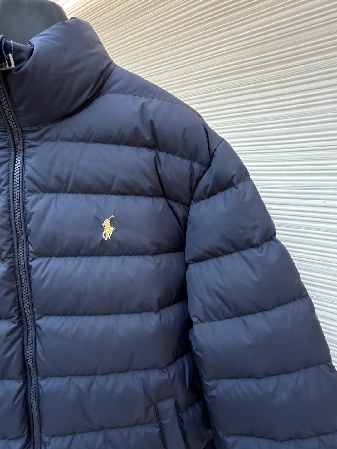Ralph Lauren Ralph Lauren embroidered rib down jacket ●Original version: purchased and developed at 3340 ●Item number: 1682293-D15 ●Fabric: white duck down fabric ●Technology: mechanical down filling ●Color: navy blue ●Version: fitted version ●Weight: about 595 grams ●Size: S-M-L-XL ●Description: Nylon fabric has good windproof and waterproof properties, and can effectively block the intrusion of wind and rain from the outside Keeps the inside dry and suitable for wearing in humid or rainy conditions. The red label on the chest is made with an imported MECLO embroidery machine. The original pattern is scanned first, and then high-quality silk thread is used to make a pattern. The density effect is adjusted by continuous pattern making. The zipper design is simple and elegant. It is easy to operate; the closing design of the cuffs and hem effectively prevents cold wind from invading, improving the warmth and comfort of wearing. It uses 90 white duck down with a weight of 260g to ensure excellent thermal insulation performance. After the velvet has been strictly screened and processed, it is not easy to drill into the velvet, ensuring durability. The overall wiring is straight and delicate, the fabric is comfortable and soft, and the color is consistent without color difference. It can be matched with the same style to create a fashionable look and control various occasions. Customized accessories, complete with three standards, same style for men and women!